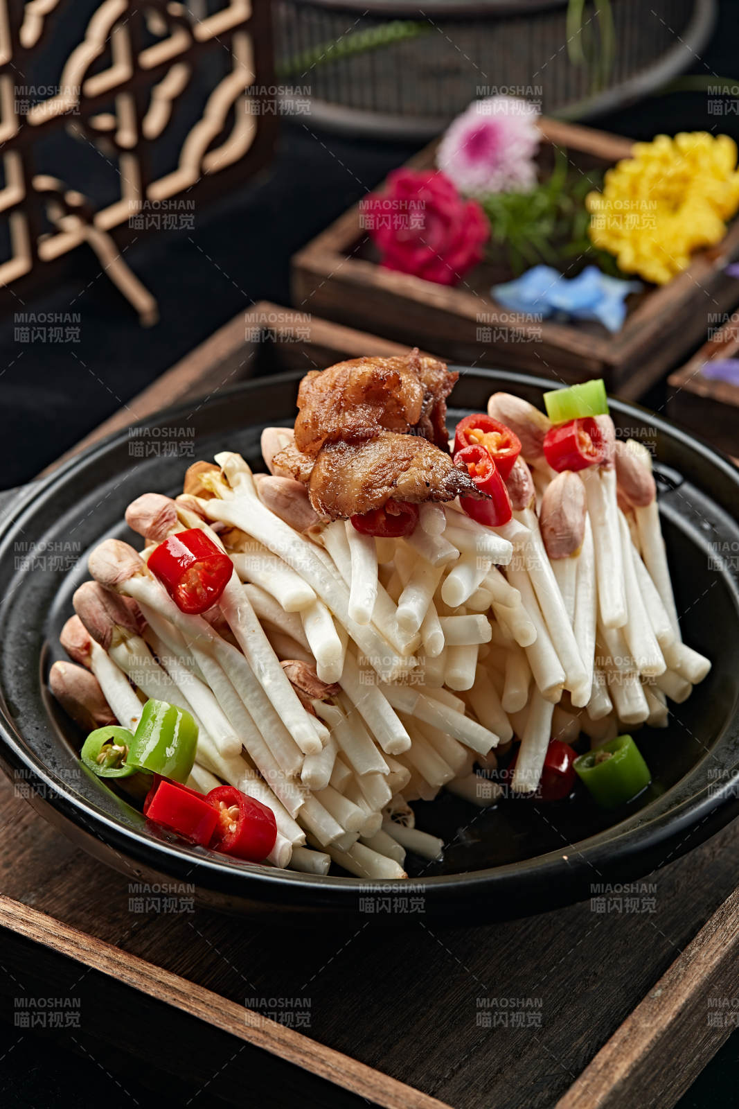 砂锅米椒五花肉片煨花生芽图片