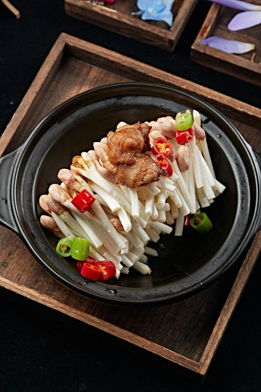 砂锅米椒五花肉片煨花生芽图片