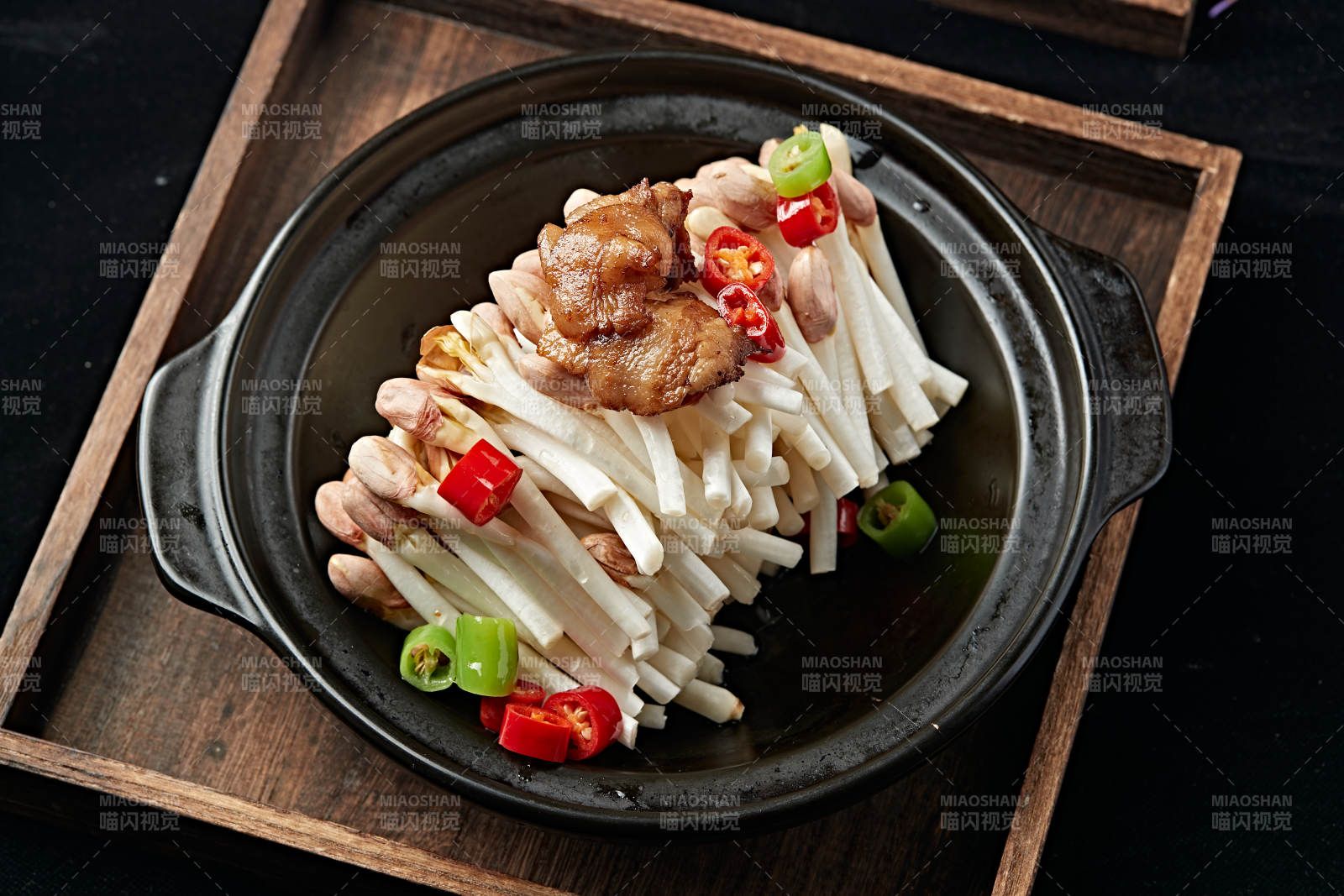 砂锅米椒五花肉片煨花生芽图片