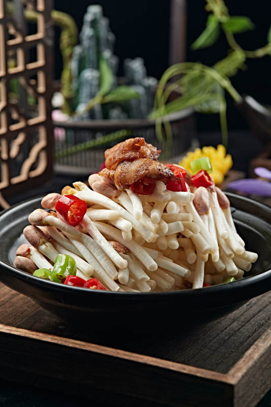 砂锅米椒五花肉片煨花生芽图片