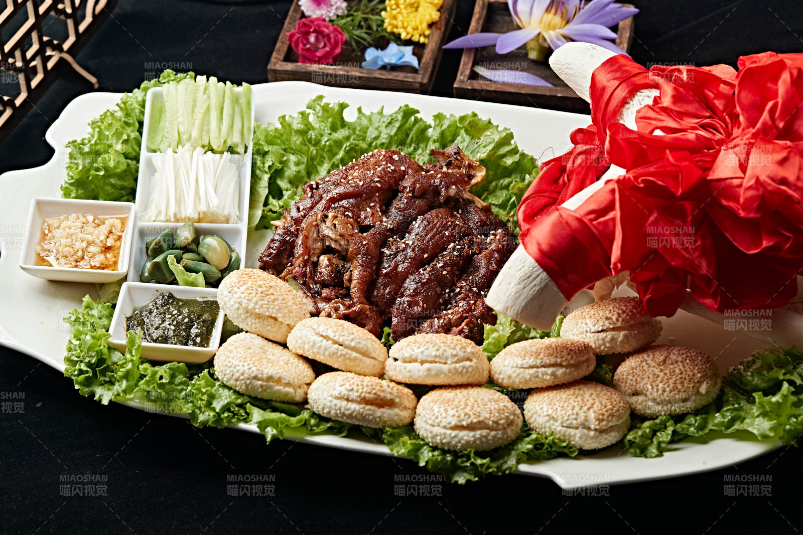 焖炉烤羊肉配芝麻锅盔图片