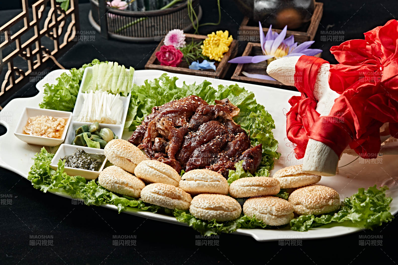 焖炉烤羊肉配芝麻锅盔图片