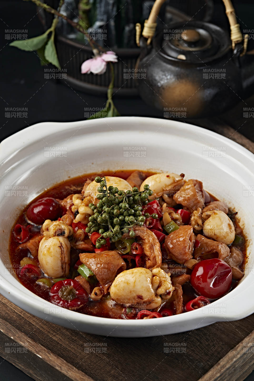 砂锅藤椒香辣墨鱼仔炖肥肠图片