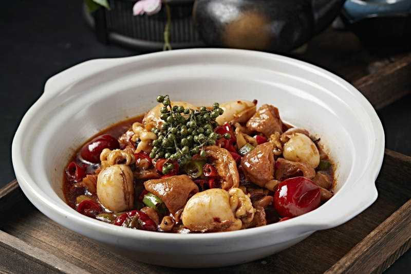 砂锅藤椒香辣墨鱼仔炖肥肠图片