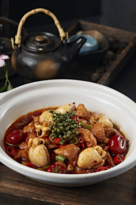 砂锅藤椒香辣墨鱼仔炖肥肠图片