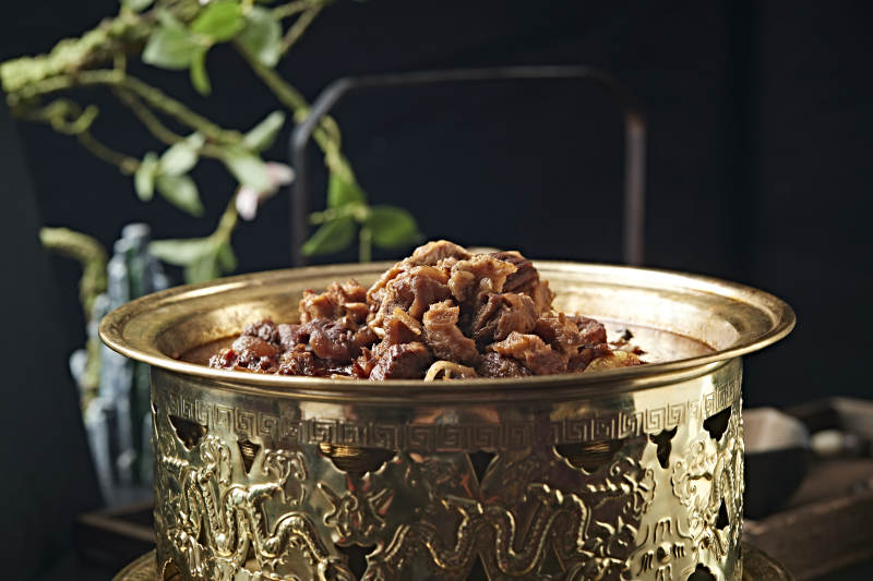 精美铜锅炖煮的红油香辣筋头巴脑图片