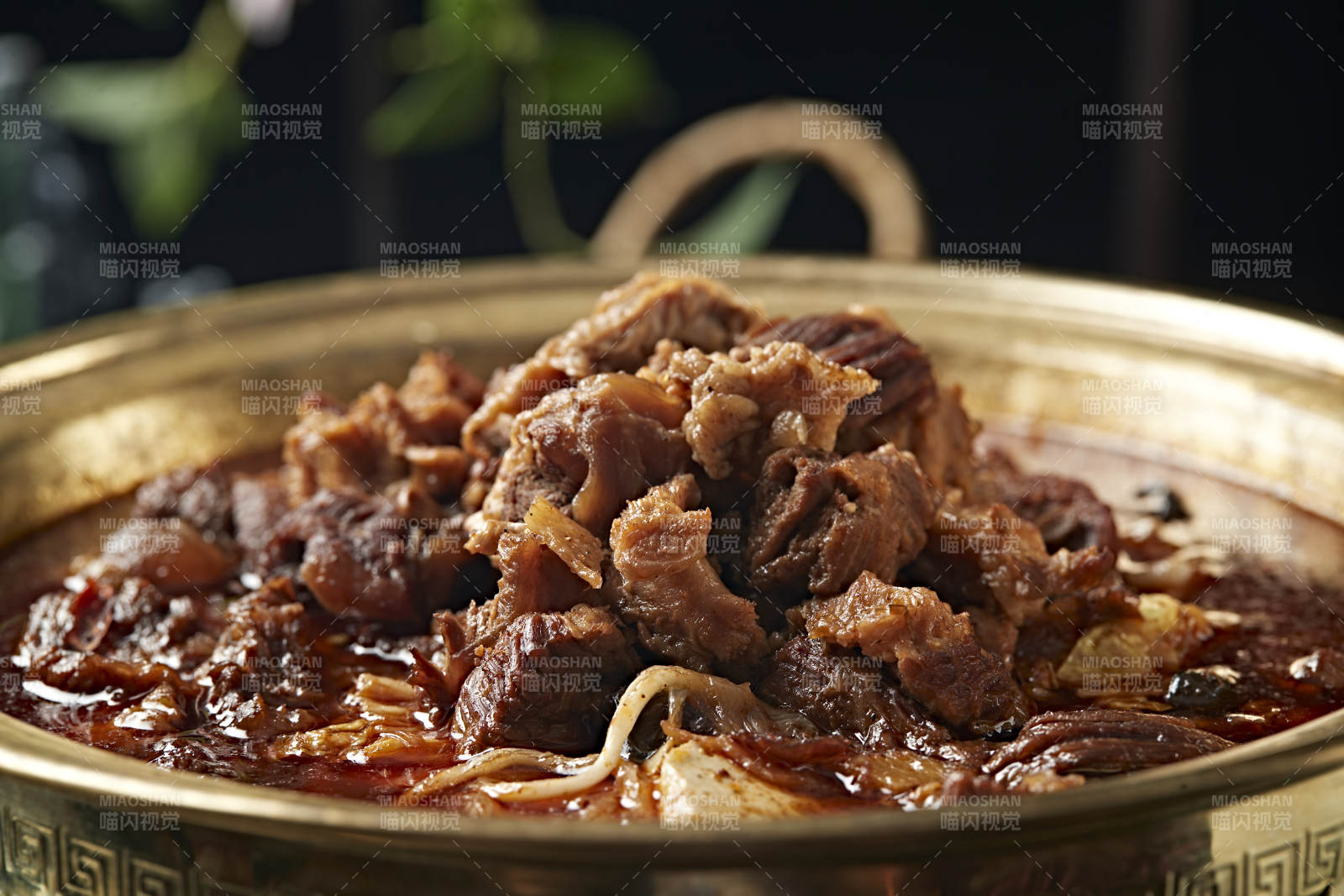 精美铜锅炖煮的红油香辣筋头巴脑图片