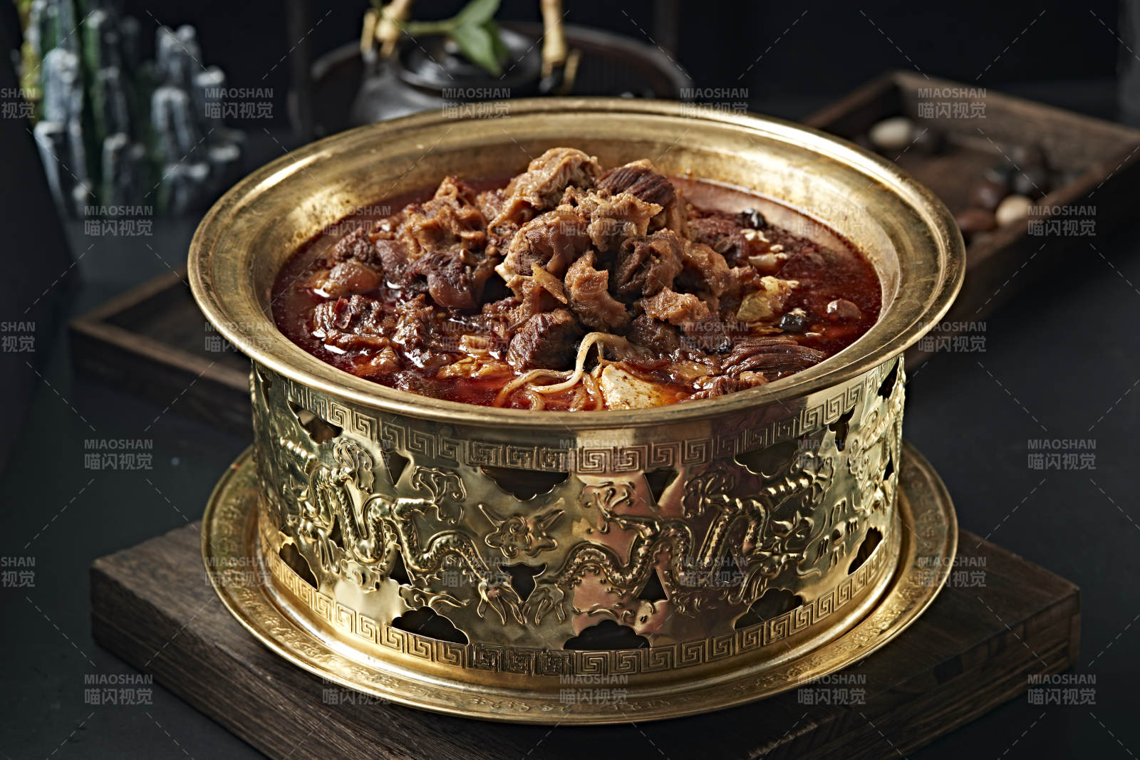 精美铜锅炖煮的红油香辣筋头巴脑图片