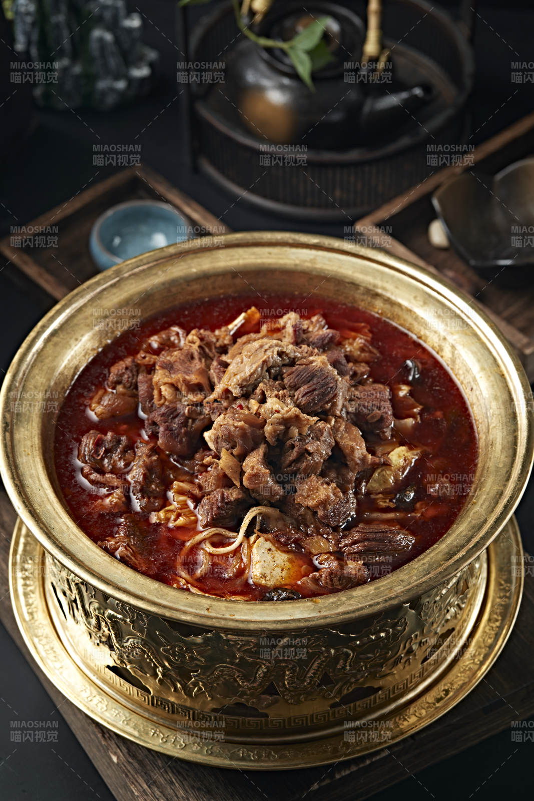 精美铜锅炖煮的红油香辣筋头巴脑图片