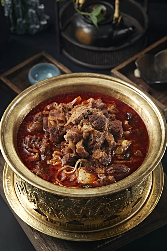 精美铜锅炖煮的红油香辣筋头巴脑图片