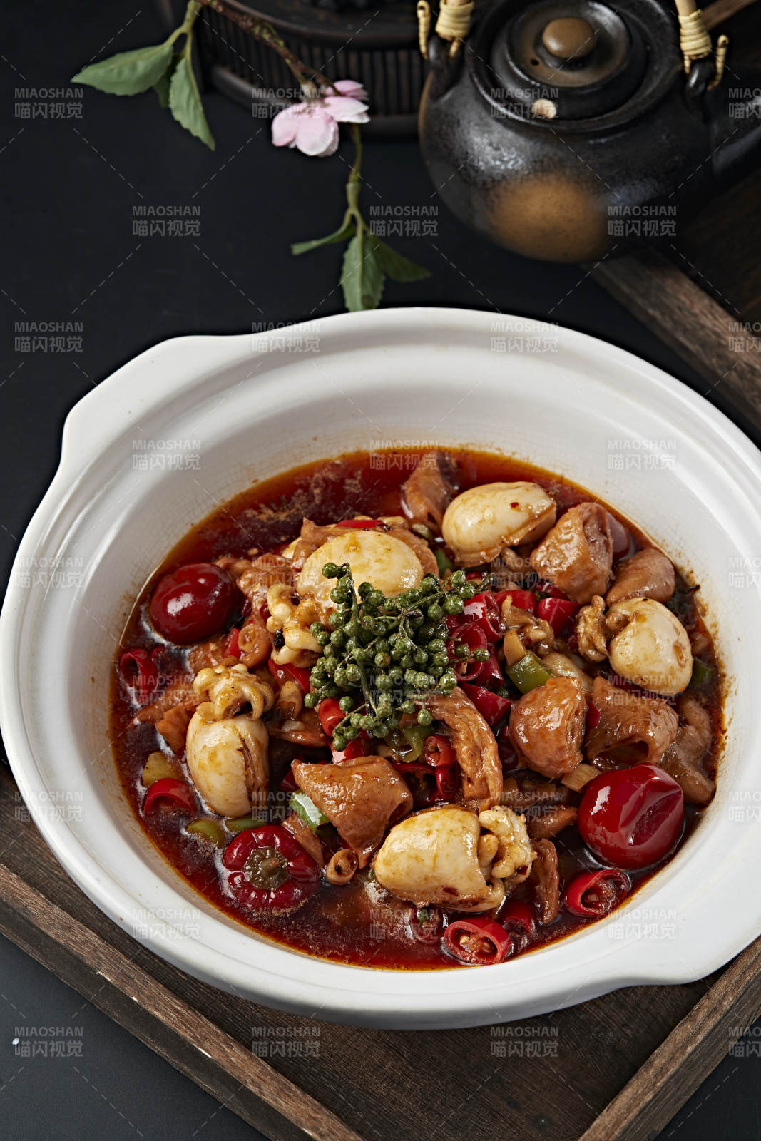 砂锅藤椒香辣墨鱼仔炖肥肠图片