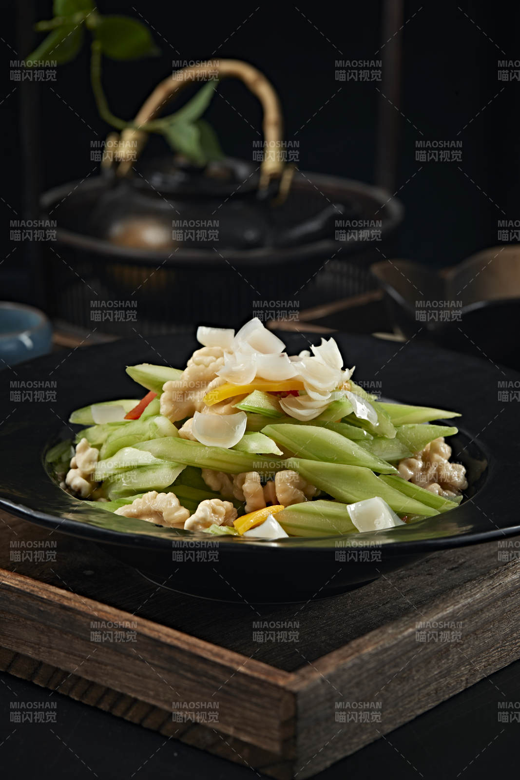 彩椒百合西芹炒桃仁图片