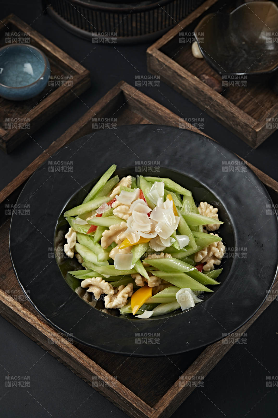 彩椒百合西芹炒桃仁图片