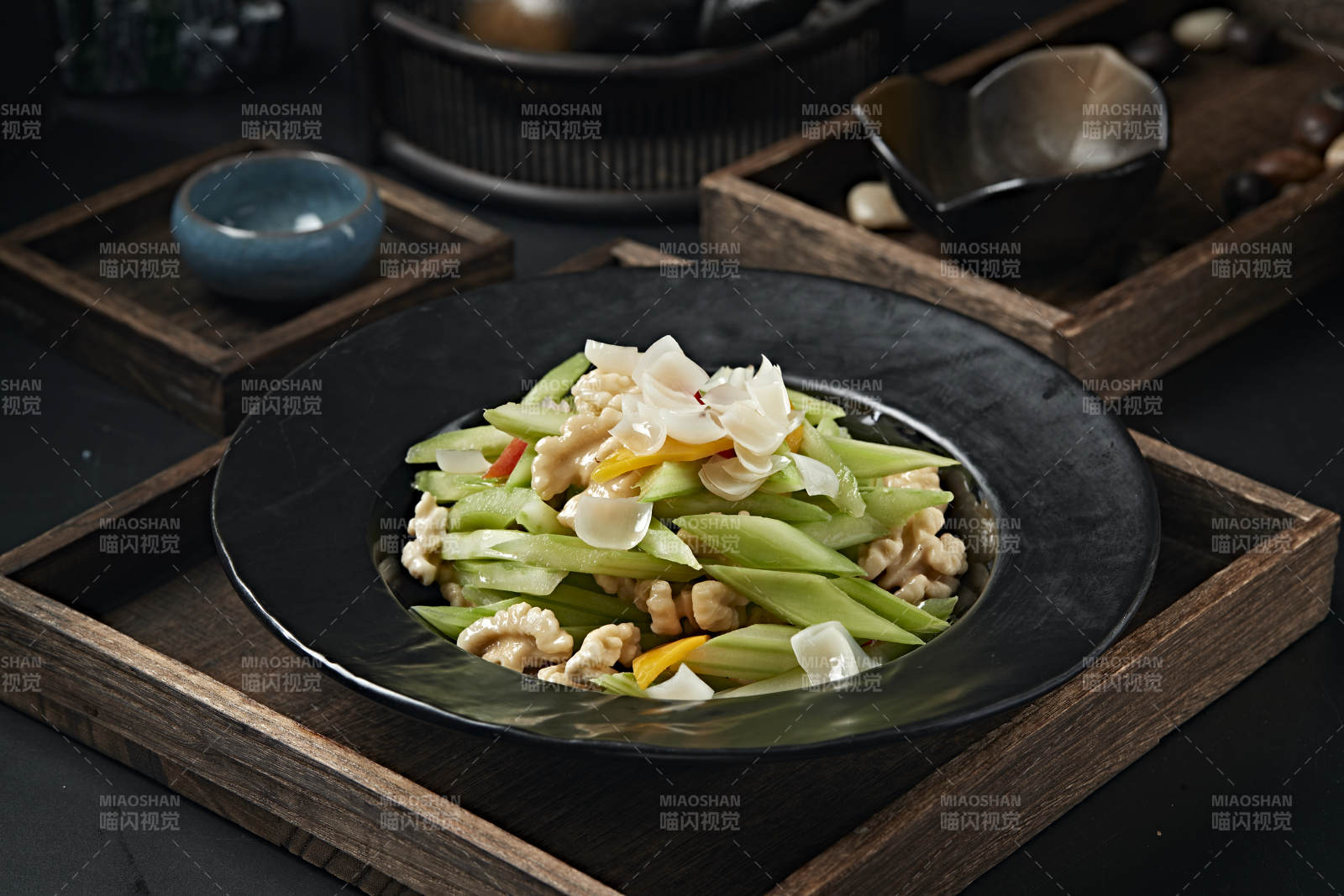 彩椒百合西芹炒桃仁图片