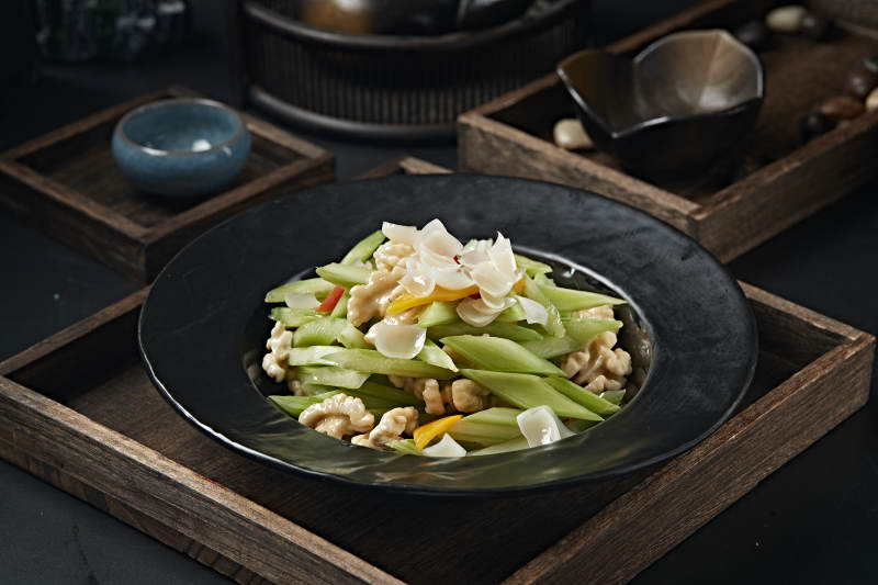 彩椒百合西芹炒桃仁图片