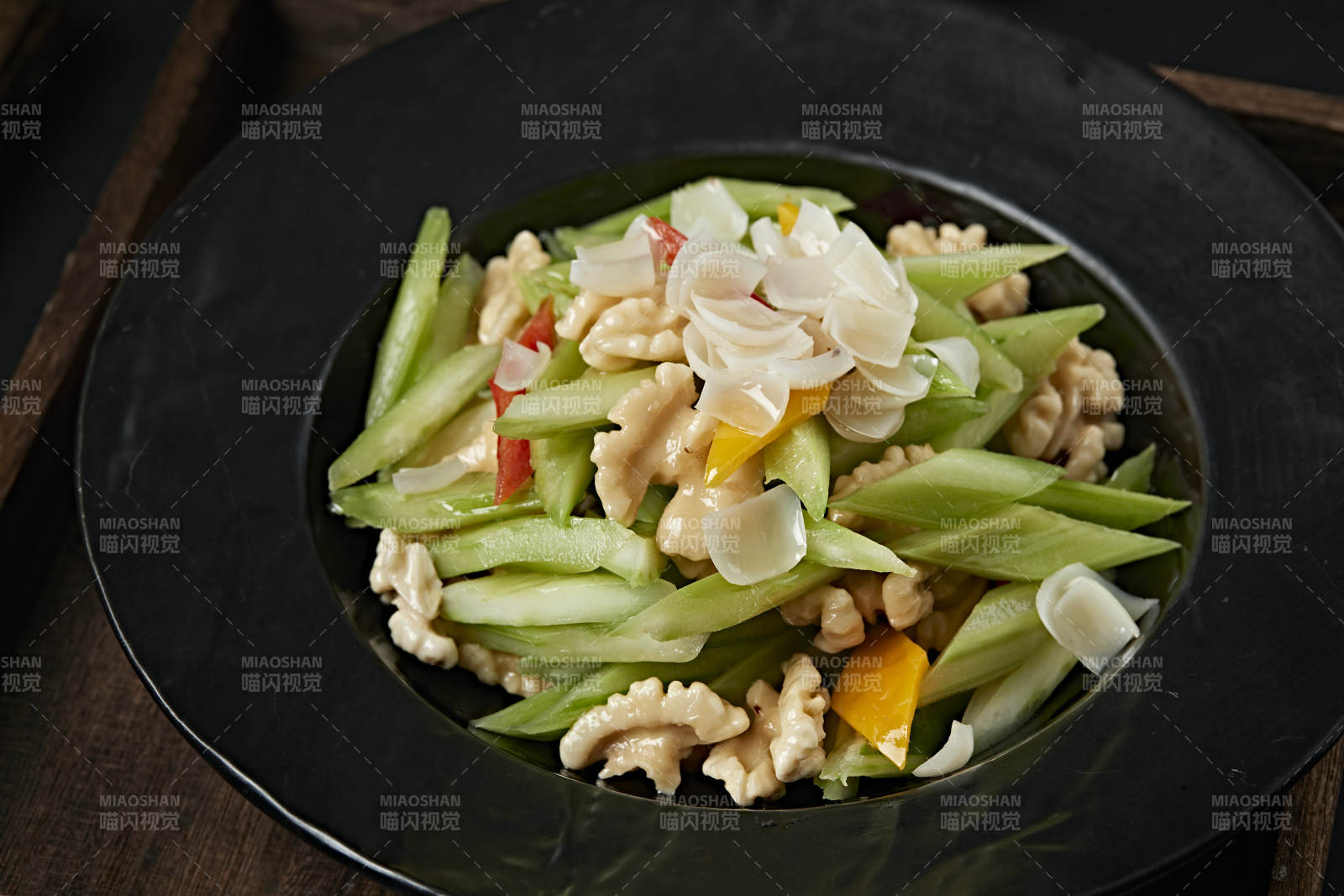 彩椒百合西芹炒桃仁图片