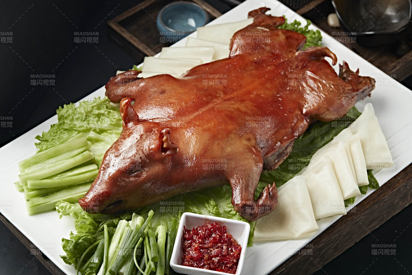 粤式金牌烤乳猪图片