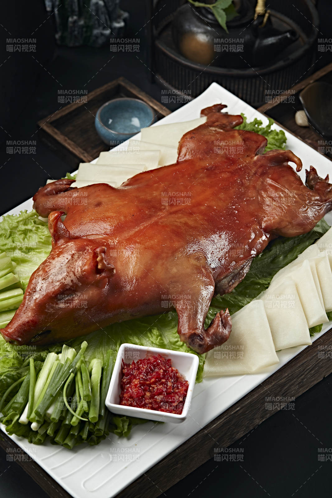 粤式金牌烤乳猪图片