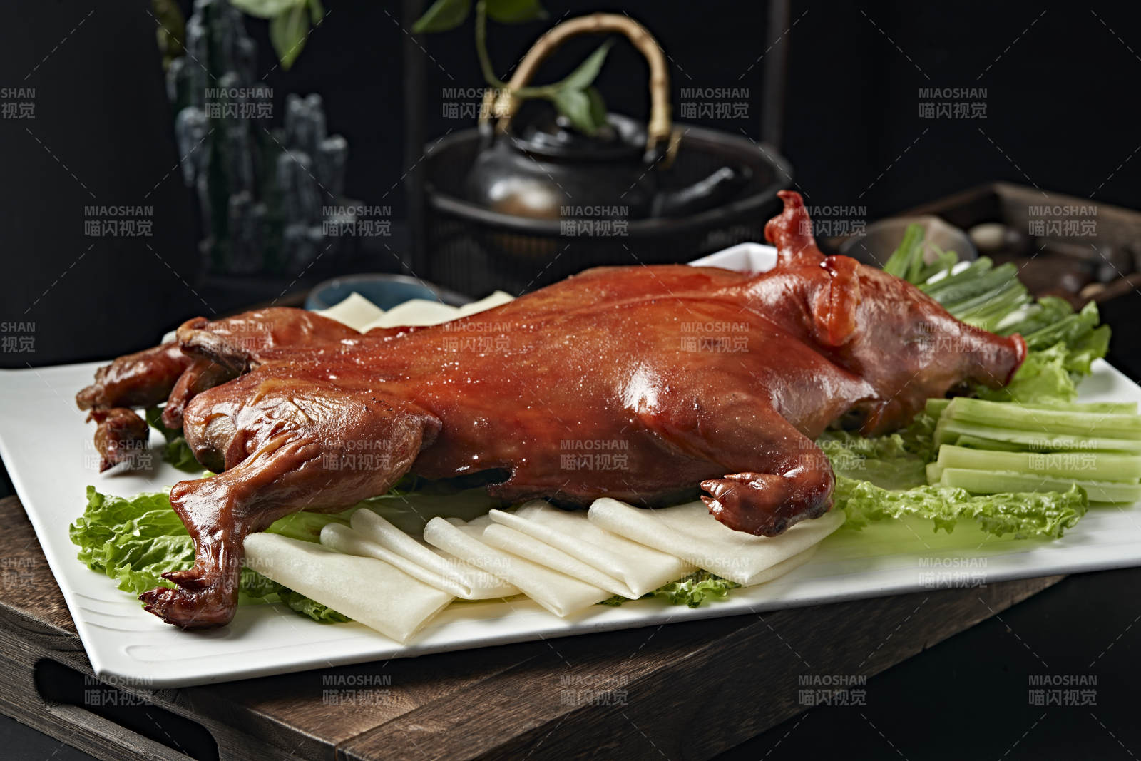 粤式金牌烤乳猪图片