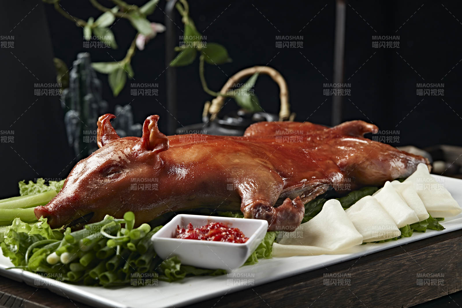 粤式金牌烤乳猪图片