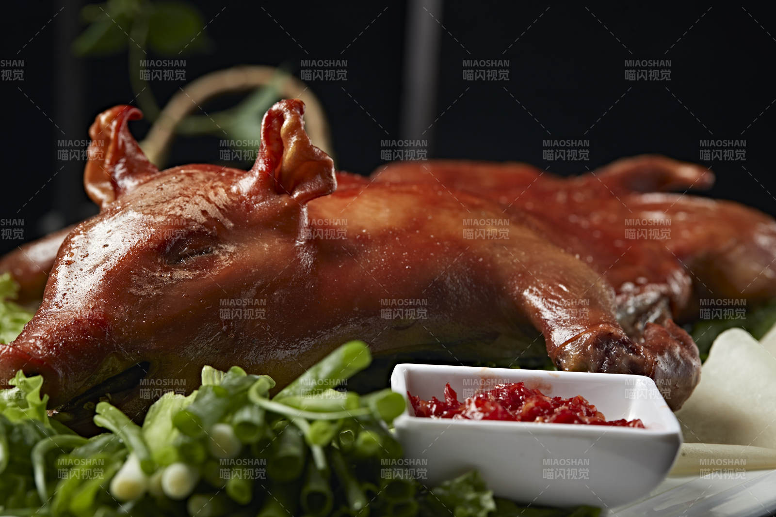 粤式金牌烤乳猪图片