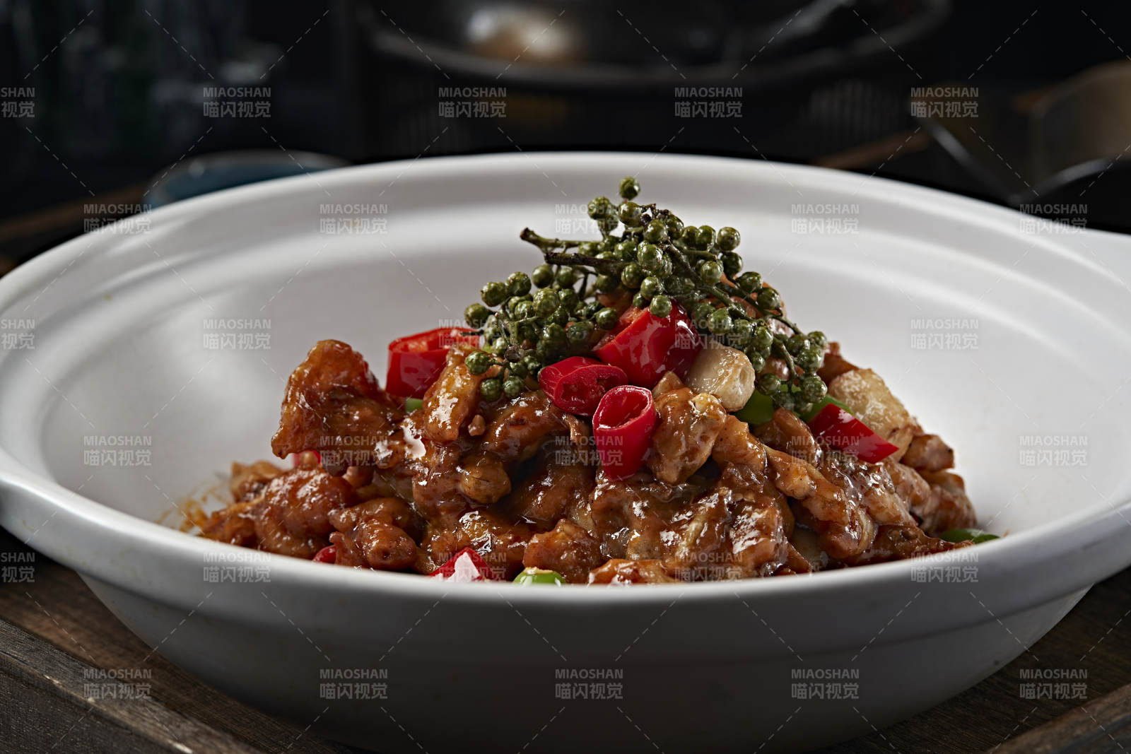 藤椒香辣蒜香酱爆牛蛙图片