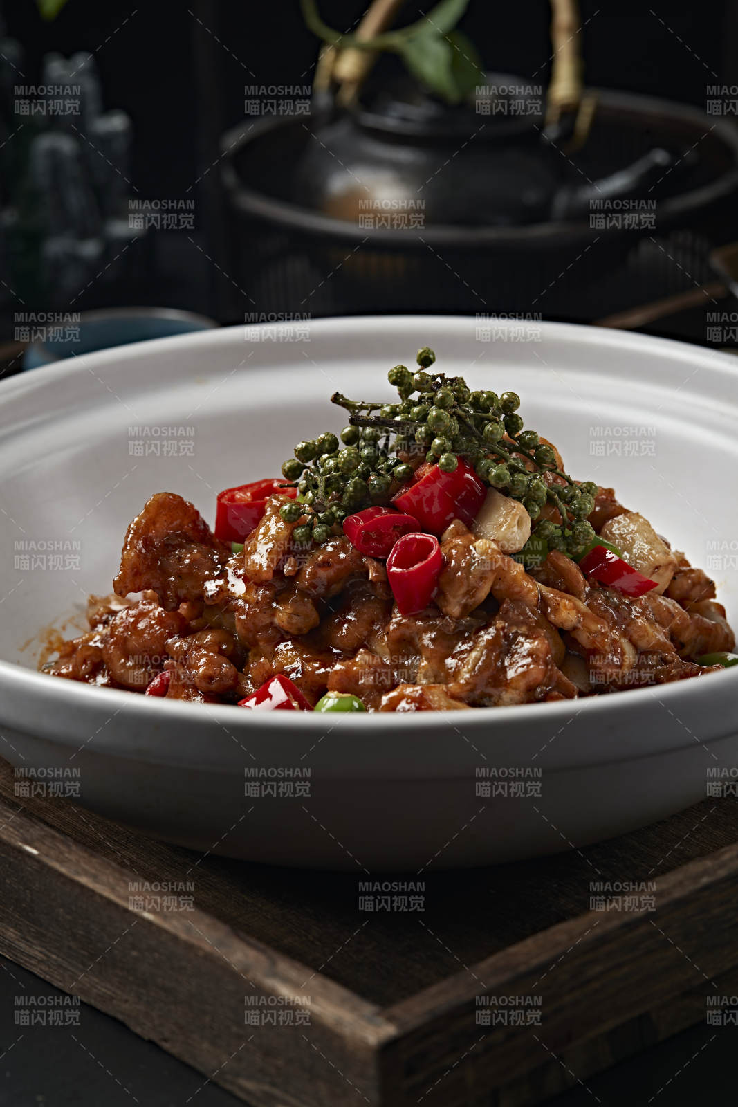 藤椒香辣蒜香酱爆牛蛙图片