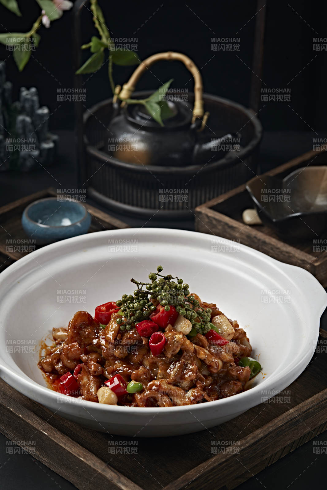 藤椒香辣蒜香酱爆牛蛙图片