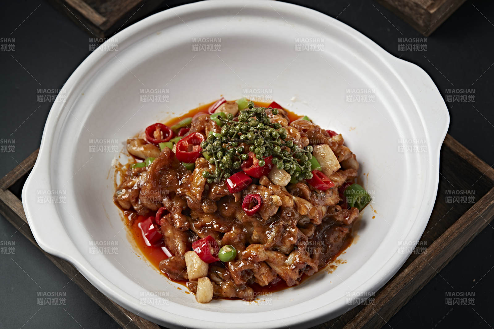 藤椒香辣蒜香酱爆牛蛙图片