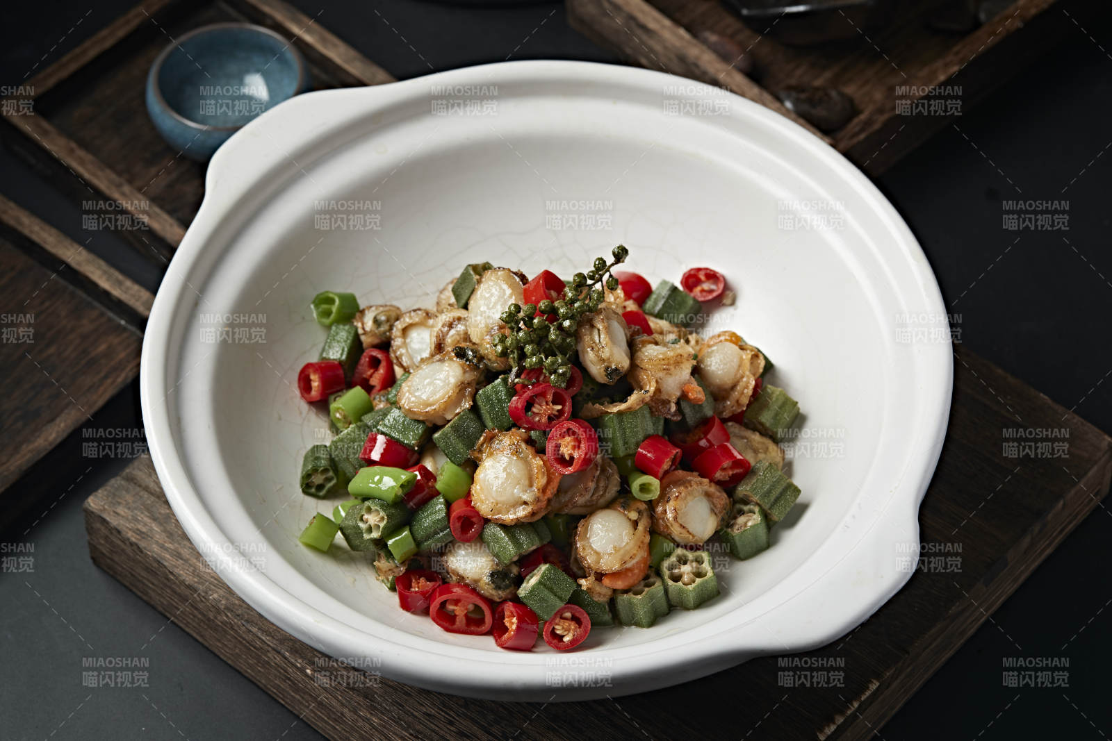 藤椒香辣爆炒秋葵扇贝丁图片