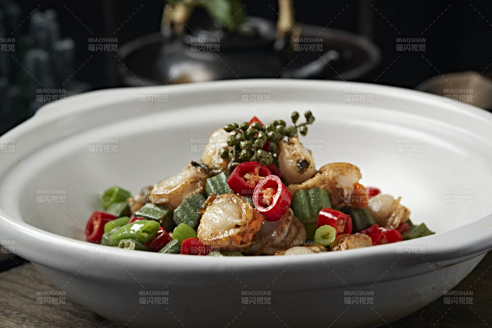 藤椒香辣爆炒秋葵扇贝丁图片