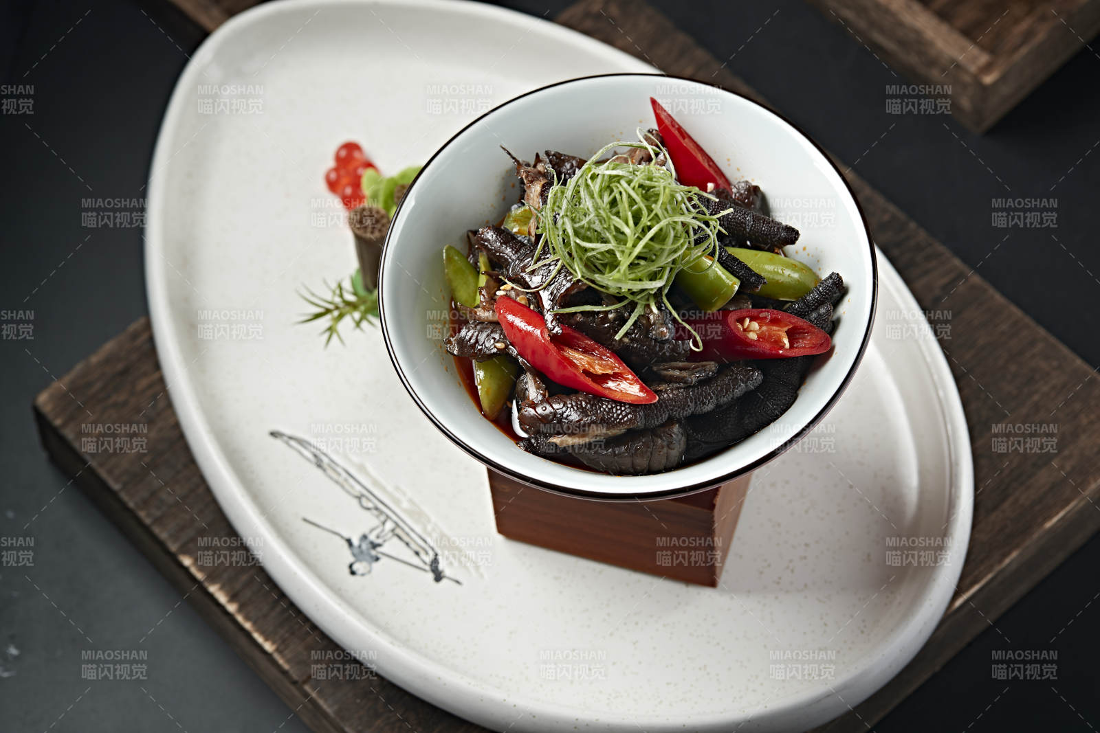 醋腌青红椒乌鸡凤爪图片