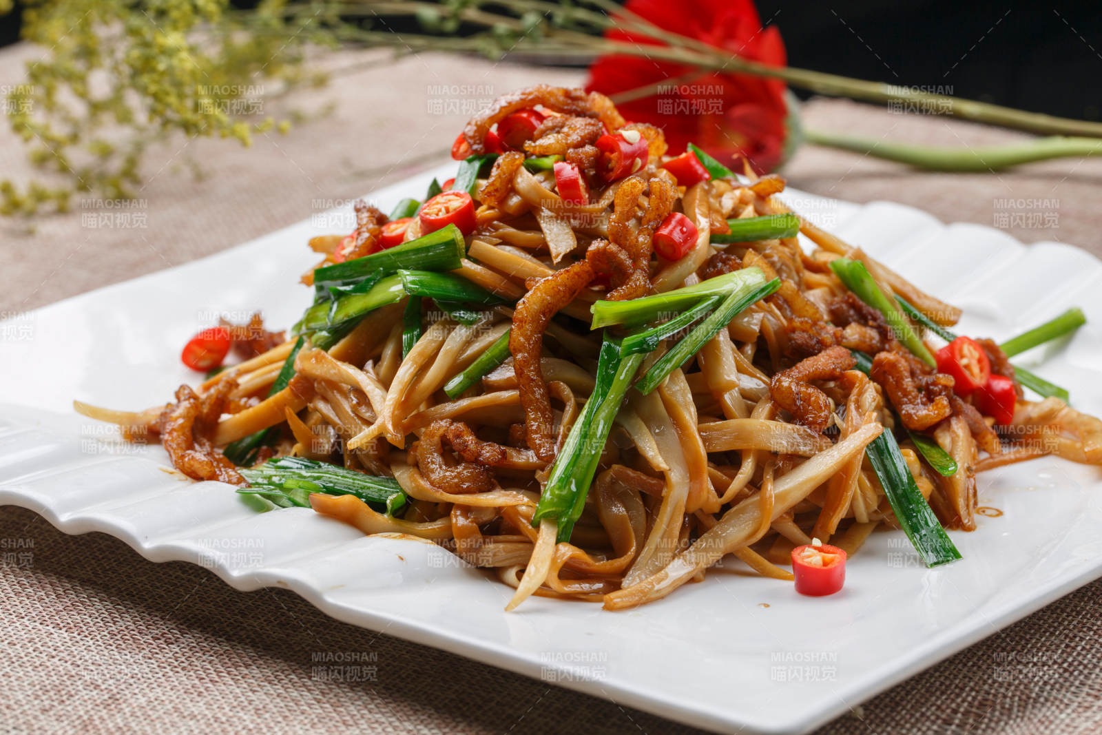 白色瓷盘装的的彩椒小炒双菇图片