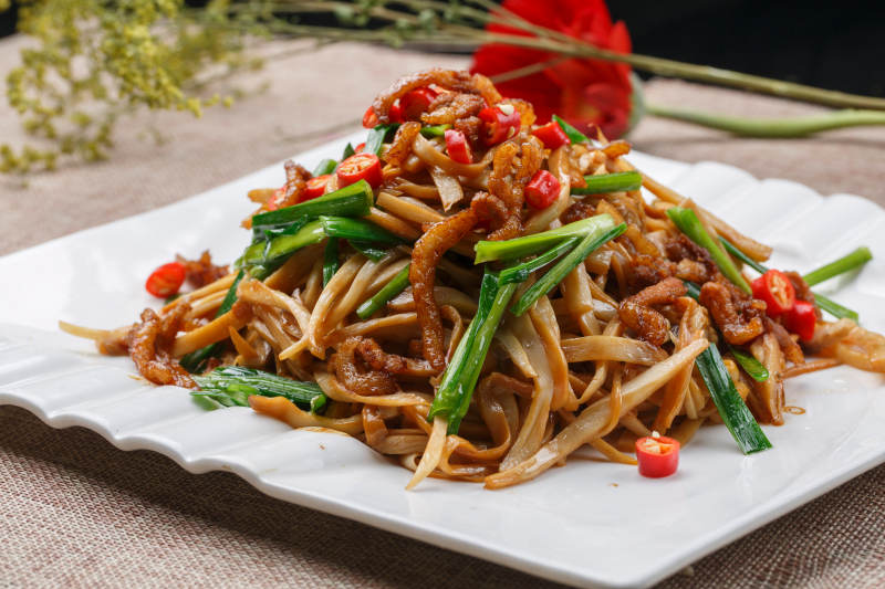 白色瓷盘装的的彩椒小炒双菇图片