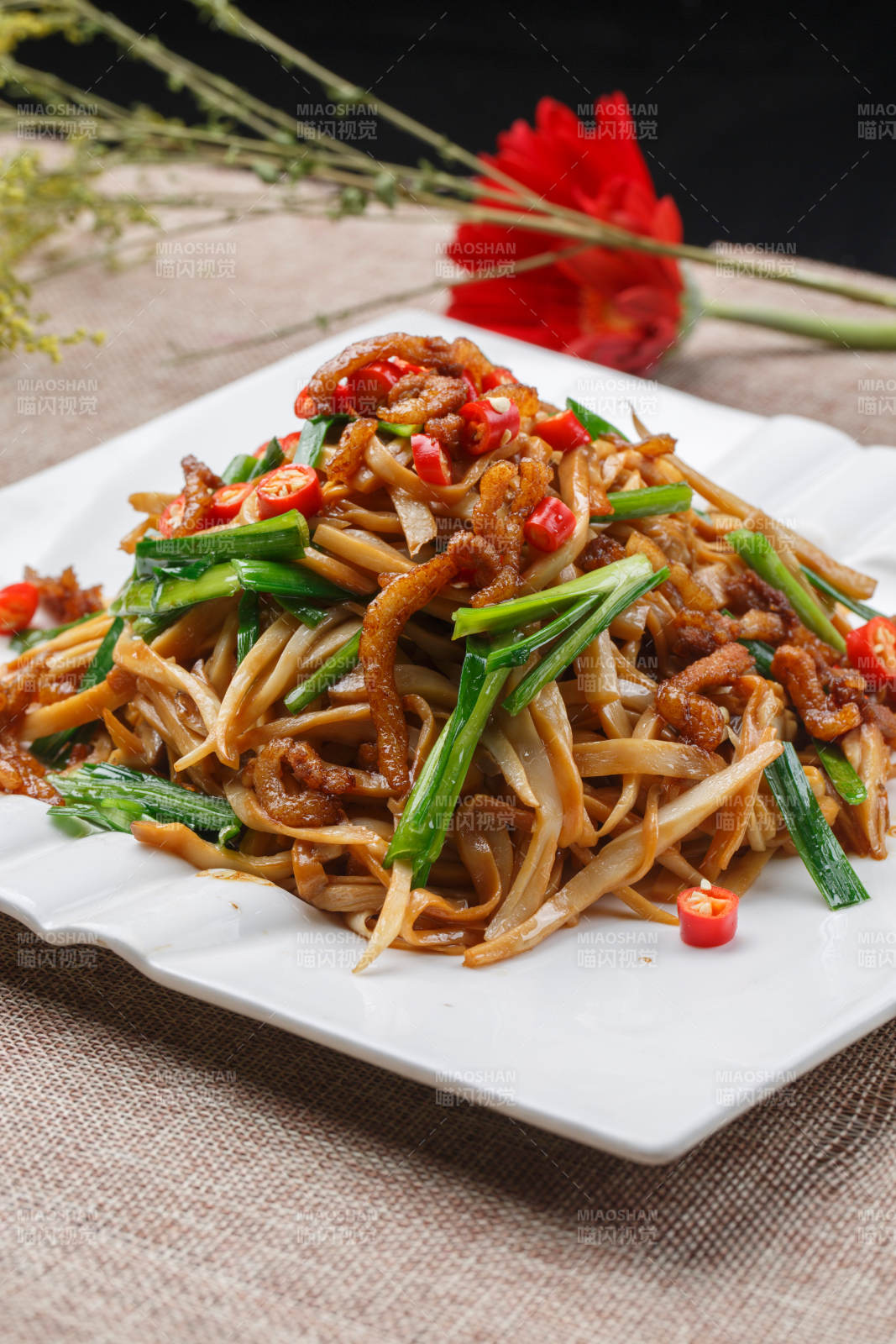 白色瓷盘装的的彩椒小炒双菇图片