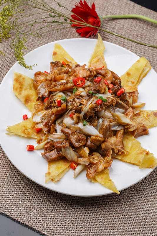 方瓷盘装的大葱爆羊肉图片