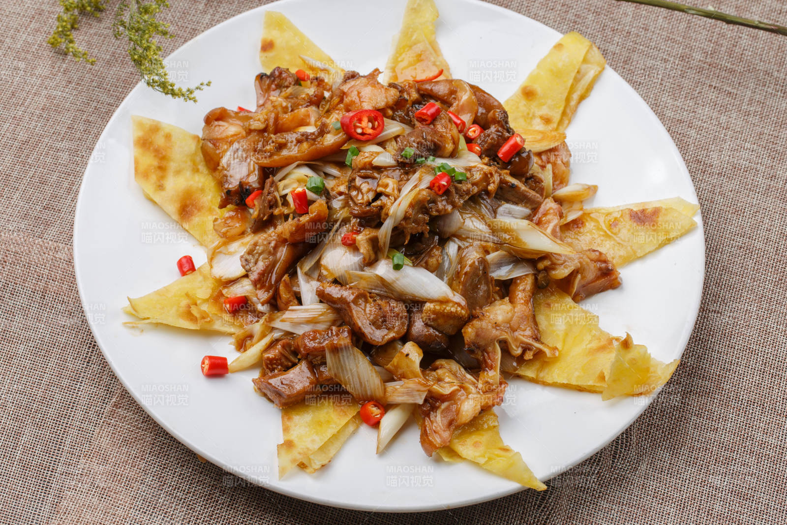 方瓷盘装的大葱爆羊肉图片