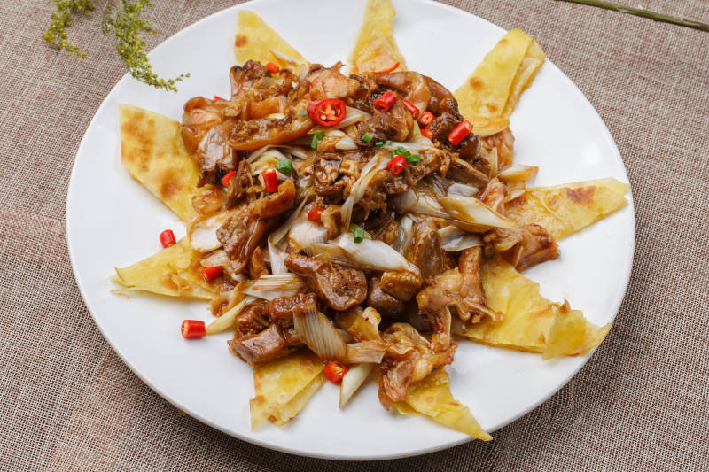 方瓷盘装的大葱爆羊肉图片