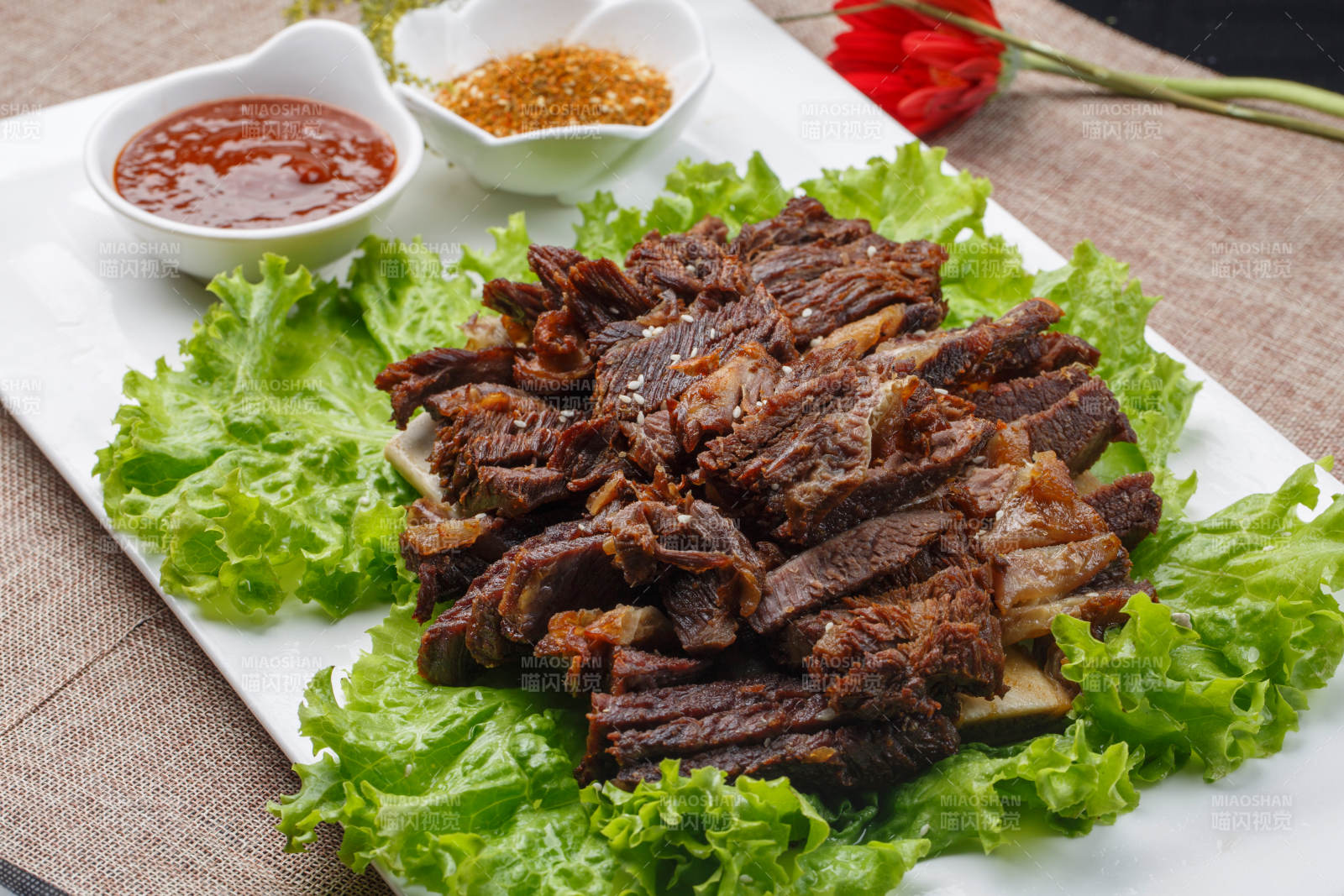 方瓷盘装的大葱爆羊肉图片