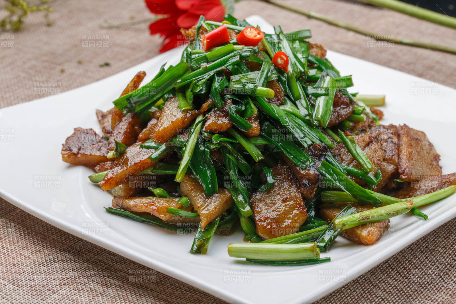 白色瓷盘装的韭菜炒粉饹馇图片