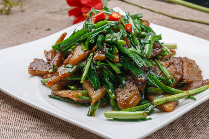 白色瓷盘装的韭菜炒粉饹馇图片