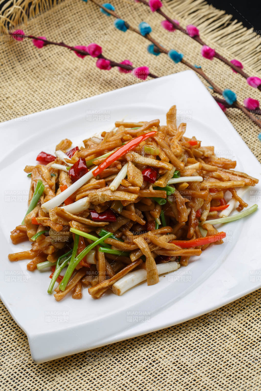 白色瓷盘装的韭菜炒粉饹馇图片