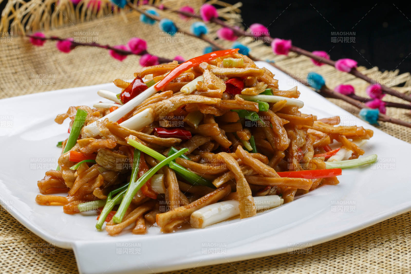 羌爆杏鲍菇摆放在黑色鹅卵石上图片