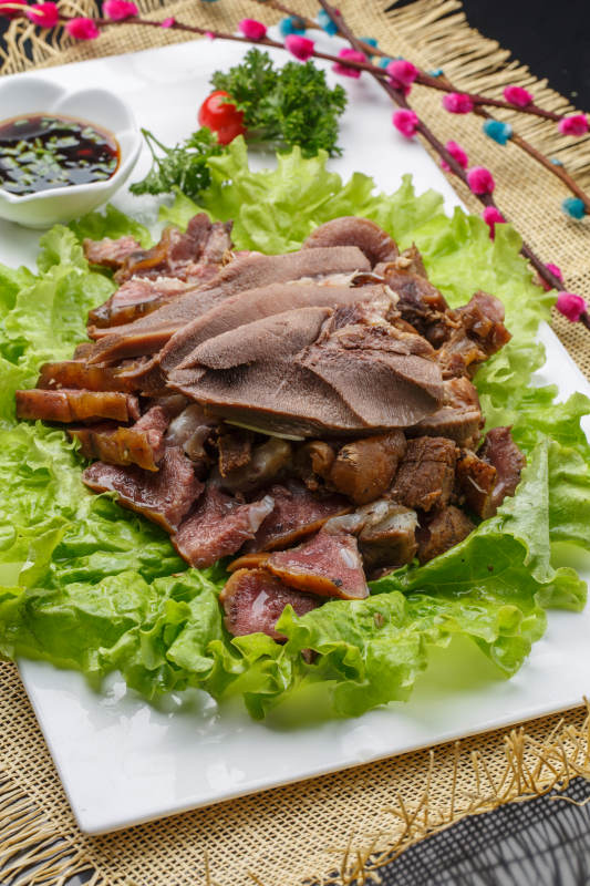 羌爆杏鲍菇摆放在黑色鹅卵石上图片