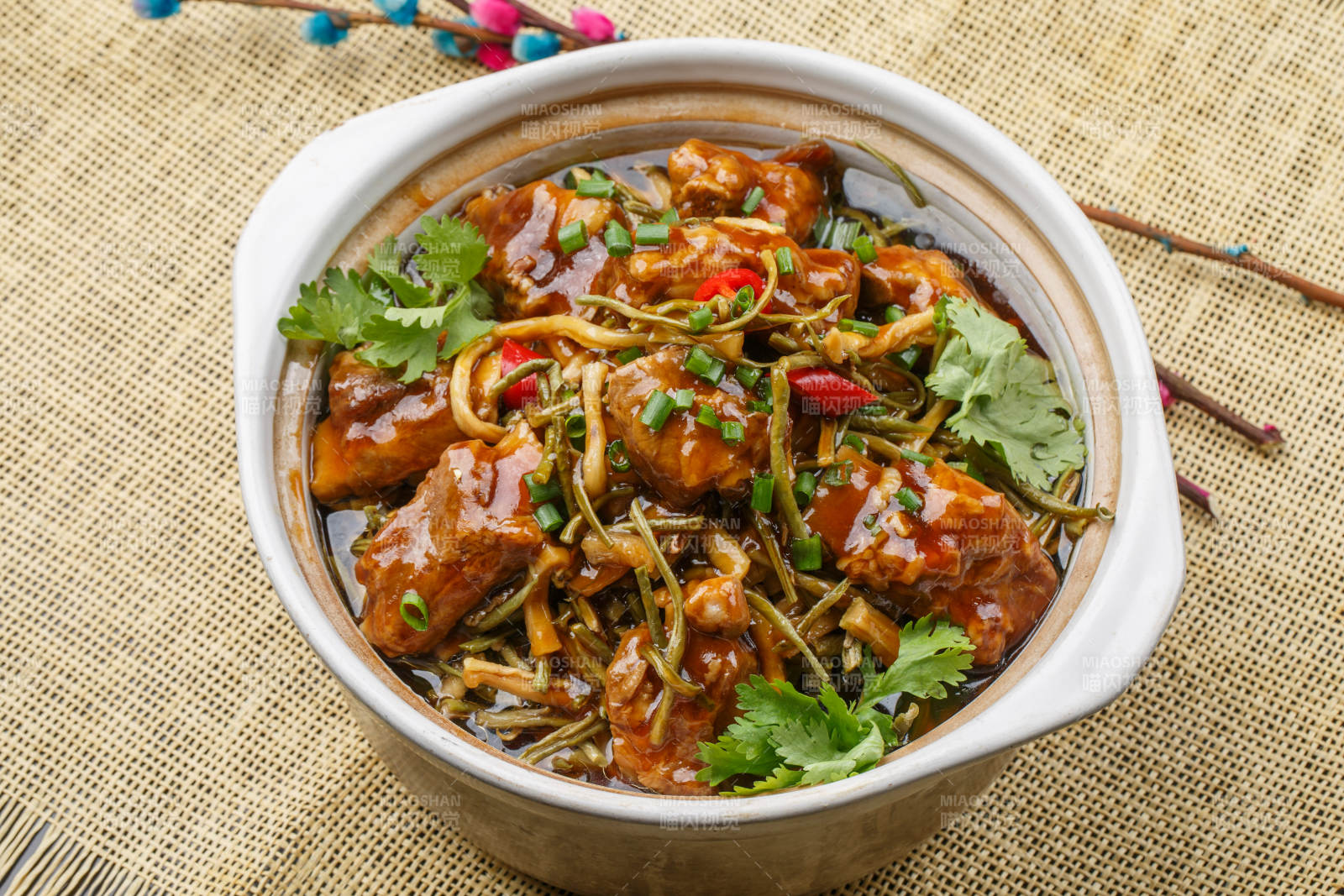 红烧砂锅豆角丝炖排骨图片