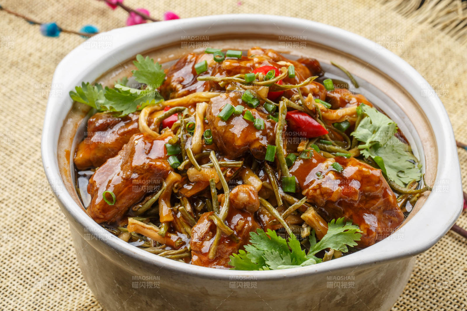 红烧砂锅豆角丝炖排骨图片