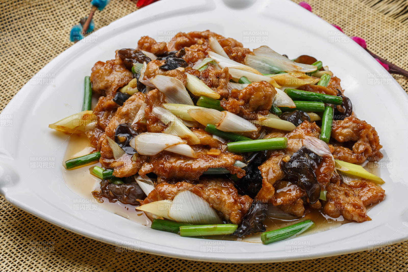 白瓷盘装的过油木须肉图片