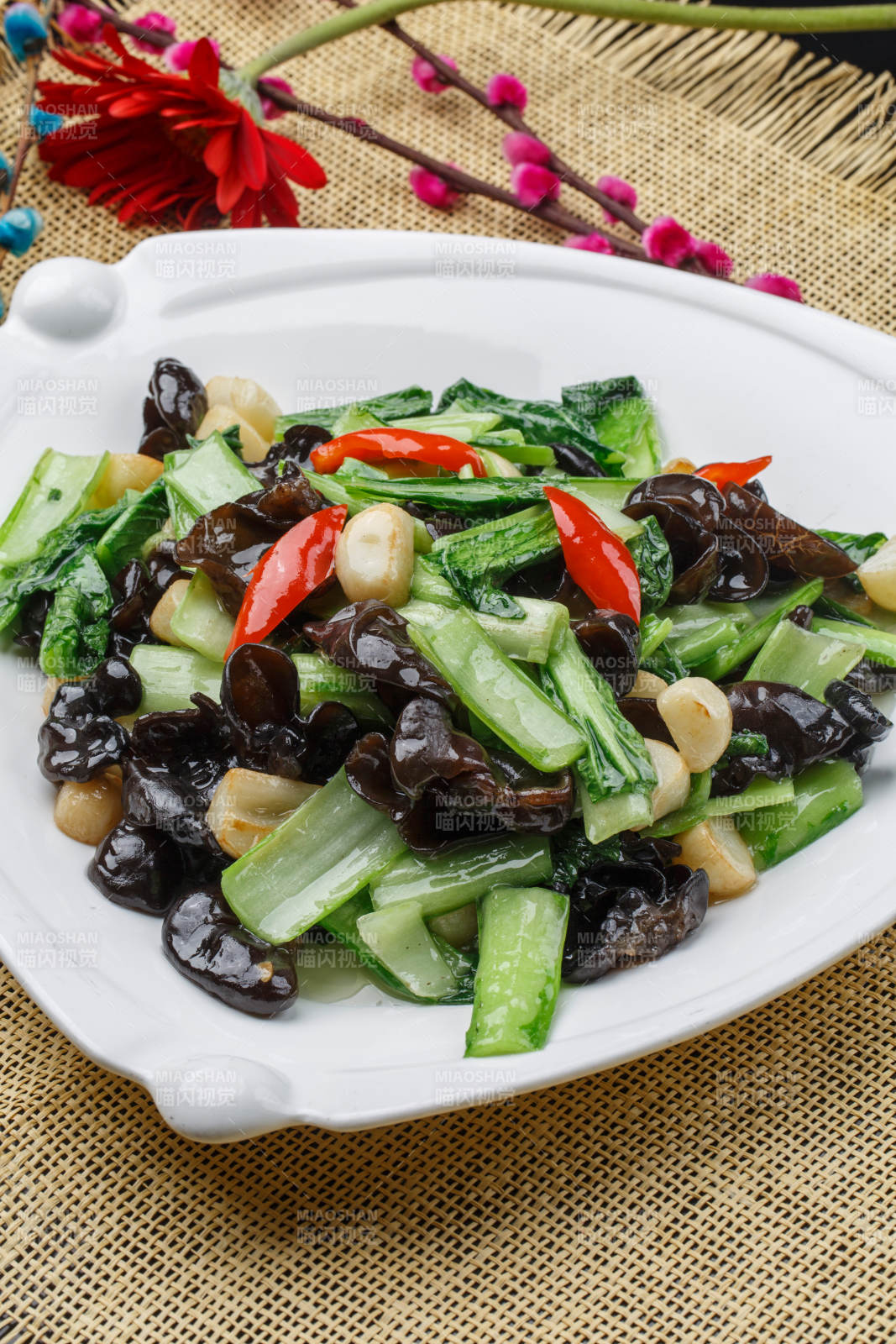 白瓷盘装的过油木须肉图片