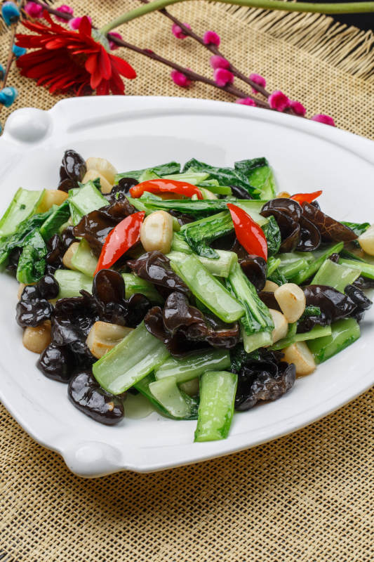 白瓷盘装的过油木须肉图片