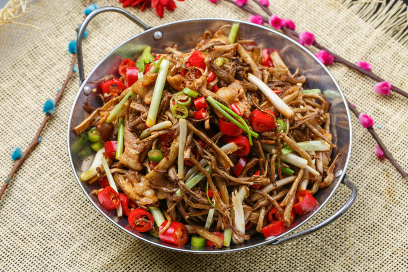 黑铁锅装的鲜椒茶树菇图片